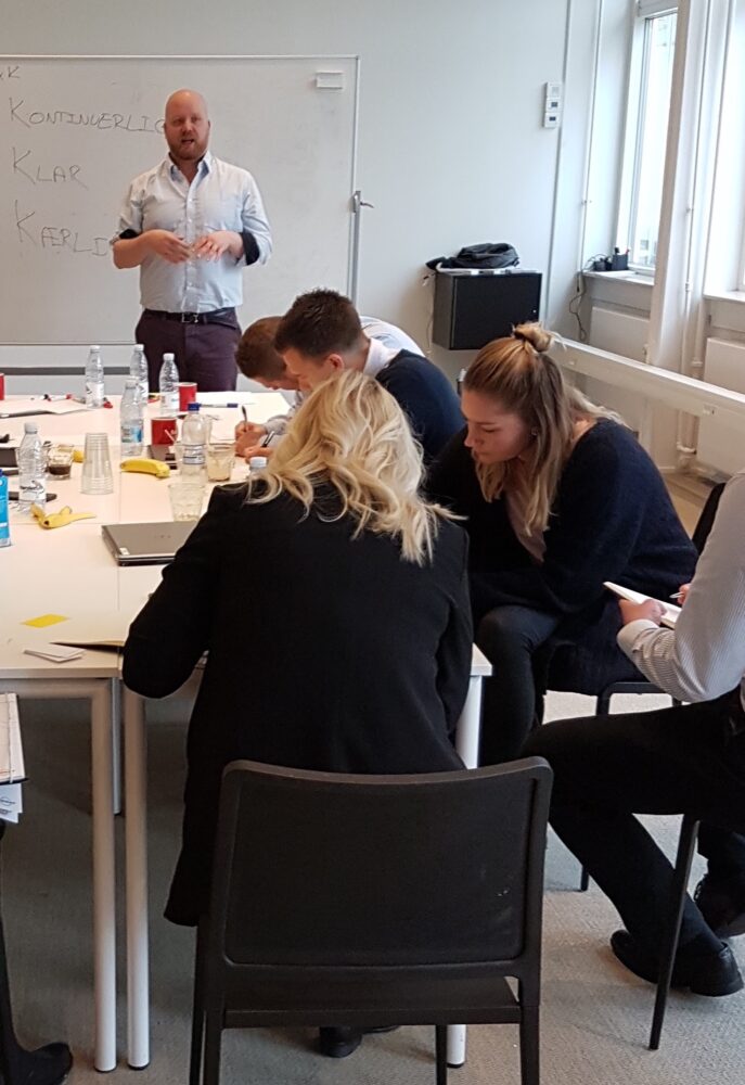 Jacob underviser i god kundeservice på en workshop