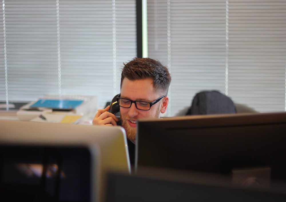 mand der giver god service på telefonen med BALA modellen