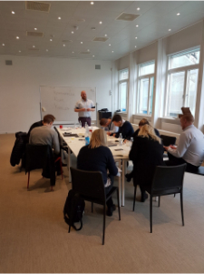 Jacob Kjellerup underviser en workshop i kundeservice