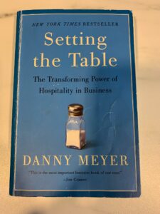 Danny Meyer og hans bog om service, især forbedring af service i restaurationsbranchen